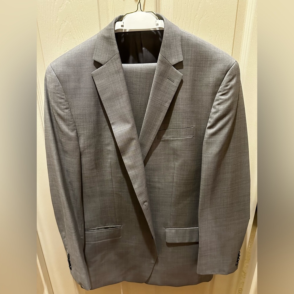 Michael Kors 100% Wool Men’s Suit in Lt. Grey. Men’s Size 44R.